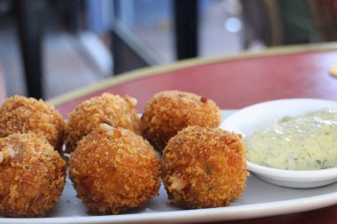 Bitterballen, Hollanda 'ya özgü et bazlı atıştırmalık.