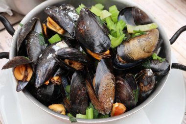 Brüksel, Belçika 'da bir restoranda midyeler beyaz şarapta buğulandı.