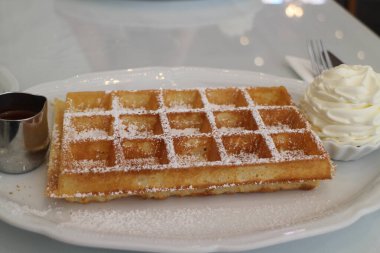 Brüksel usulü waffle 'lar Brüksel, Belçika' da bir kafede