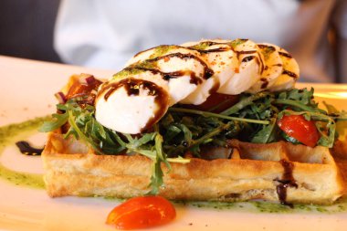 Brüksel usulü waffle ve caprese Brüksel, Belçika 'da bir kafede