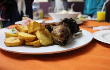 Cuy Frito (Kızarmış Gine domuzu), Peru 'da