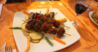 Peru 'da ızgara tavuk ve kırmızı şarap.