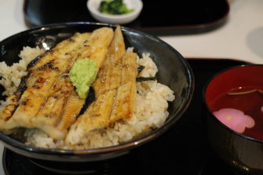 Japonya, Himeji 'de yılan balığı kasesi.