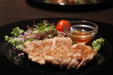 Japonya 'da biftek ve salata.