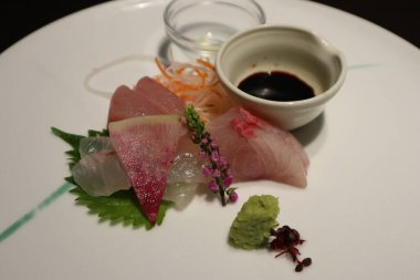 Japonya 'da saşimi (dilimlenmiş çiğ balık)