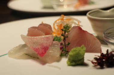 Japonya 'da saşimi (dilimlenmiş çiğ balık)