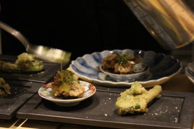 Japonya 'nın Kyoto şehrinde Japon mutfağının yemek pişirme sahnesi (balon balığı tempura)