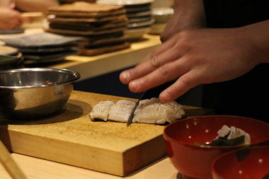 Japonya, Kyoto 'da Japon mutfağının (hamo ile dashi çorbası) yemek sahnesi