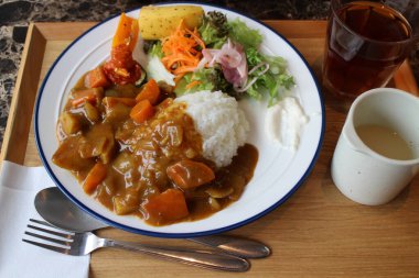 Japonya, Kyoto 'da Japon usulü körili pirinç ve salata.