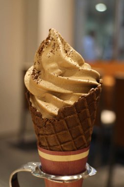 Japonya, Kyoto 'da yumuşak kahve dondurması servis edilir.