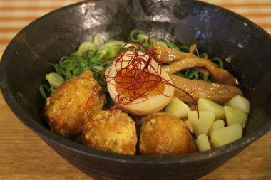 Japonya 'nın Kyoto şehrinde Aburasoba (Japon ramen eriştesi)