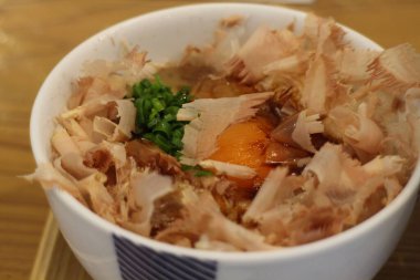 Japon mutfağı: Tamago kake gohan (çiğ yumurta ve soya soslu Japon pirinci) Kyoto, Japonya 'da