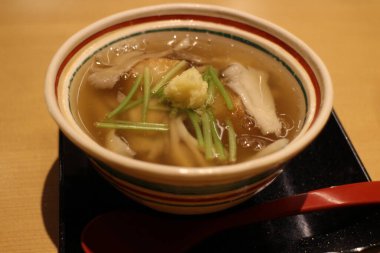 Japon mutfağı: Japonya 'nın Kyoto şehrinde zencefil soslu Ebiimo (Taro)