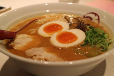 Japonya, Kyoto 'da baharatlı miso ramen.