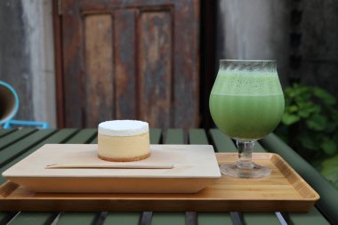 Japonya, Kyoto 'da buzlu Matcha latte ve cheesecake.