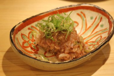 Japon mutfağı: Japonya 'nın Kyoto şehrinde rendelenmiş daikon turpu ile karıştırılmış deniz çerezi bağırsakları