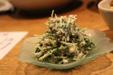 Japon mutfağı: Mitsuba ve ringa yumurtası Kyoto, Japonya 'da susamlı mayonez