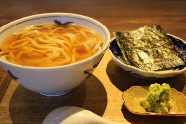 Japon mutfağı: Kake udon noodle with wasabi and sea aweed in Kyoto, Japan