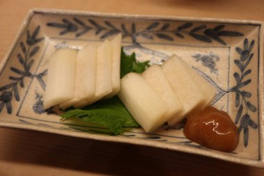 Japon mutfağı: Japonya, Kyoto 'da dağ dulavratotu ve erik sosu