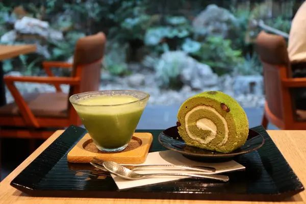 stock image Matcha cappuccino and Matcha roll cake in Kyoto, Japan