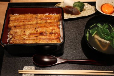 Japon mutfağı: Tokyo, Japonya 'da Unaju (yılan balığı kasesi) ve Kimosui (yılan balığı karaciğer çorbası).