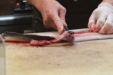 Tokyo, Japonya 'da Japon mutfağının (yılan balığı kasesi) pişirme sahnesi