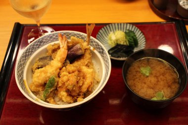Japon mutfağı: tendon (tempura kasesi), miso çorbası ve tsukemono (Japon turşusu) Tokyo, Japonya 'da