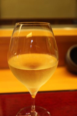 Tokyo, Japonya 'da bir Japon restoranında beyaz şarap.