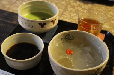 Japonya, Nara 'da Matcha çayı ve kuzukiri (Japon tatlısı)