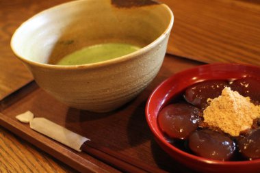 Japonya 'nın Takayama şehrinde Matcha çayı ve warabimochi (Japon tatlısı)