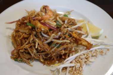 Tayland mutfağı: pad thai (kızarmış pirinç eriştesi))