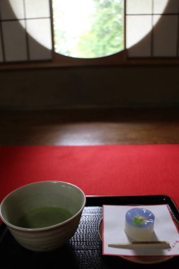 Japonya 'nın Nagoya şehrinde Matcha çayı ve wagashi (Japon tatlısı)