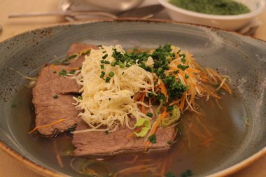 Alman mutfağı: Münih, Almanya 'da yaban turplu rinderbrust (göğüs eti)