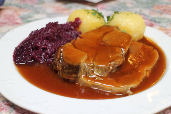 Немецкая кухня: швайнсбратен (жареная свинина) в Ротенбурге об дер Таубер, Германия