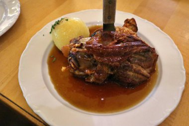 Alman mutfağı: Schweinshaxe (kızarmış domuz boğumları) ve patates köftesi Nuremberg, Almanya