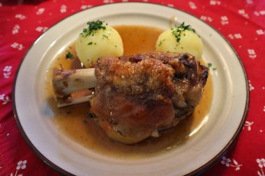 Alman mutfağı: schweinshaxe (kızarmış domuz budu) ve patates köftesi Rothenburg ob der Tauber, Almanya