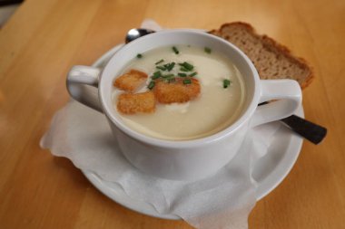 Alman mutfağı: Spargel (beyaz kuşkonmaz) çorbası Rudesheim am Rhein, Almanya