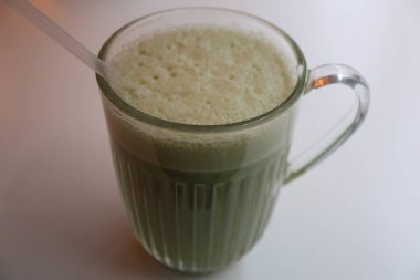 Fransa, Paris 'te bir kafede sıcak kibrit çayı latte.