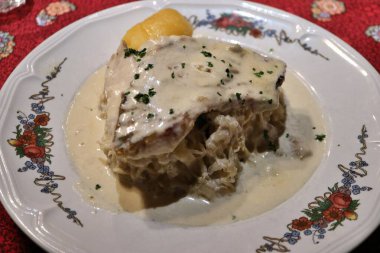 Alsas mutfağı: Strasbourg, Fransa 'da balıklı choucroute garnie