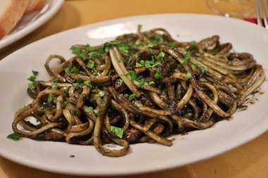 İtalyan mutfağı: Venedik, İtalya 'da mürekkep balığı mürekkebi olan linguine.