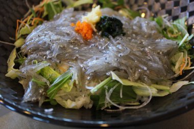 Japon mutfağı: Enoshima Adası, Japonya 'da çiğ beyaz yem pirinç kasesi