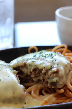 Tokyo, Japonya 'da peynir soslu Hamburg bifteği