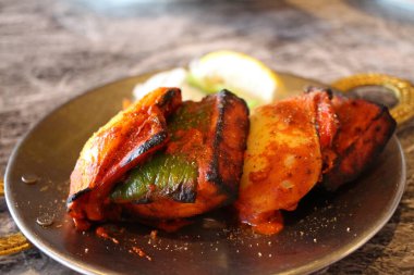 Hint mutfağı: paneer tikka (Taze peynir baharatlı ve tandırda kızartılmış)