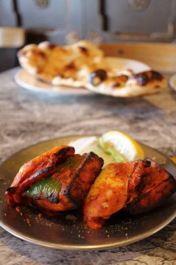 Hint mutfağı: paneer tikka (Taze peynir baharatlı ve tandırda kızartılmış)
