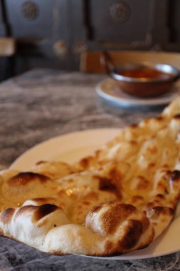 Hint mutfağı: tandoor pişmiş tereyağı naan