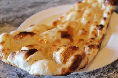 Hint mutfağı: tandoor pişmiş tereyağı naan