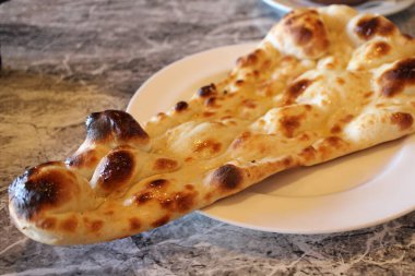 Hint mutfağı: tandoor pişmiş tereyağı naan