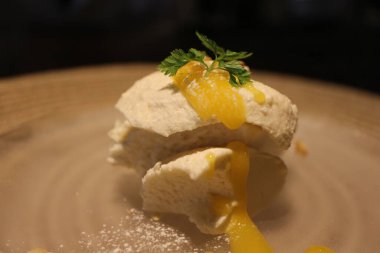 Peru tatlısı: mango soslu mango mus.