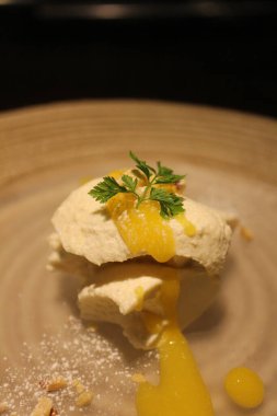 Peru tatlısı: mango soslu mango mus.