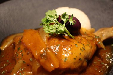 Peru mutfağı: haşlanmış tavuk ve sarımsaklı pirinç.